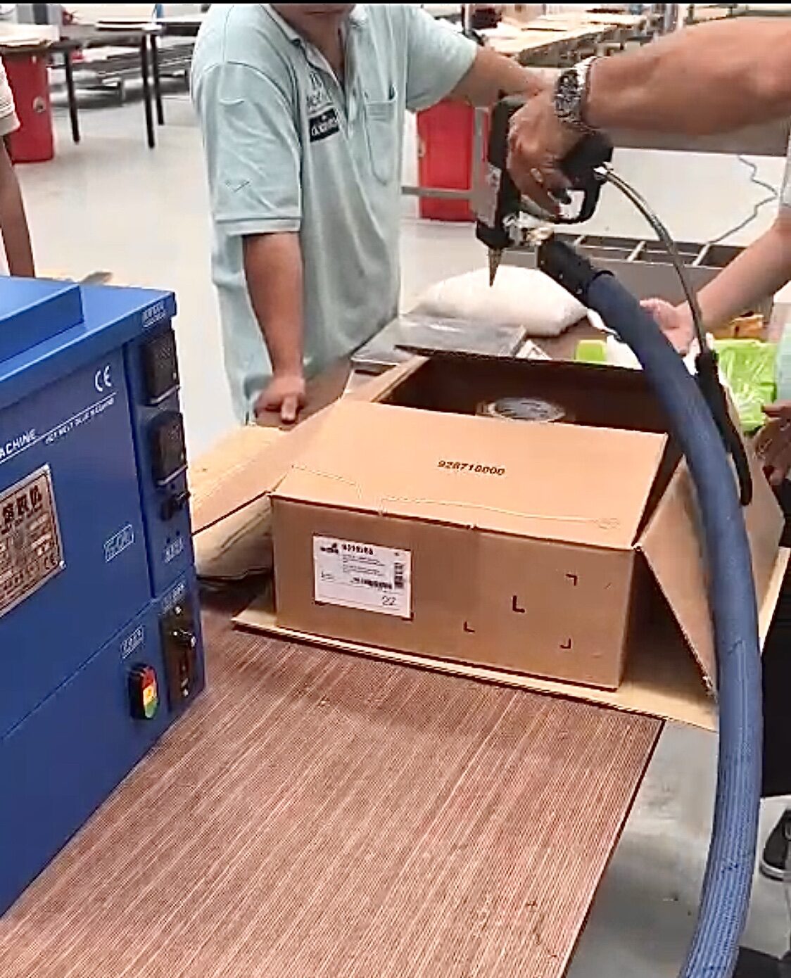 Hành Trình Từ Keo Nến Đến Máy Phun Keo Nóng